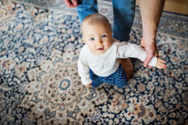 Bir bebek kız evde babamla. İlk adımlar. — Stok fotoğraf