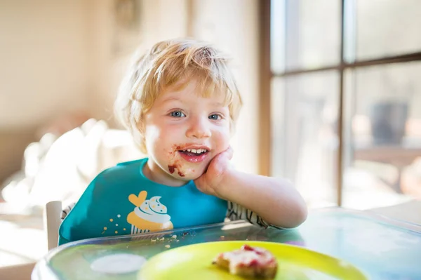 Un bambino che mangia a casa . — Foto Stock