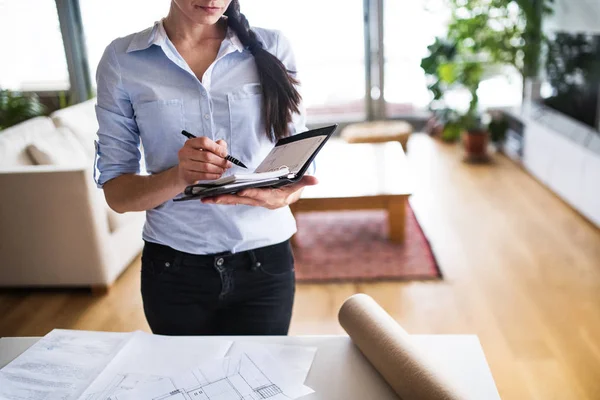 Jeune femme utilisant un journal intime à la maison . — Photo