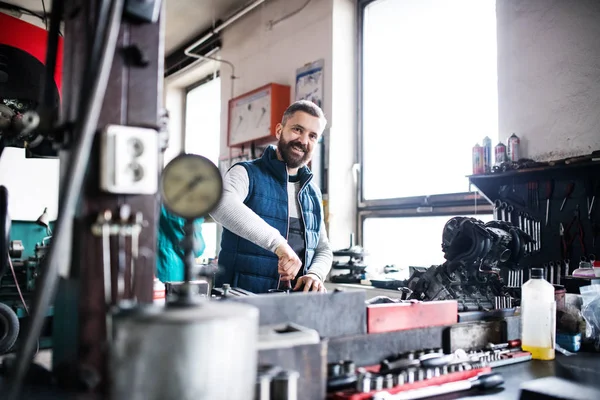 Tamirci adam garajda araba tamir ediyor.. — Stok fotoğraf