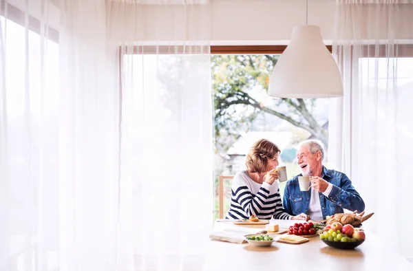 Pareja mayor desayunando en casa . —  Fotos de Stock