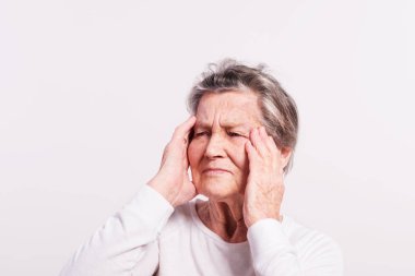 Acı içinde üst düzey bir kadın portresi stüdyo.