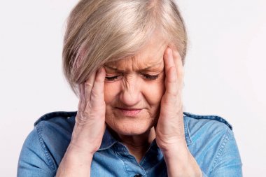 Acı içinde üst düzey bir kadın portresi stüdyo.