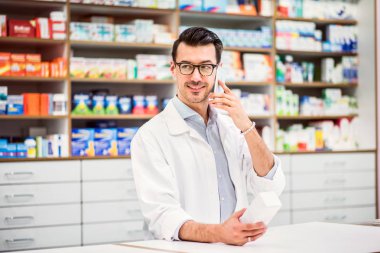 İle smartphone, genç dostu erkek eczacı telefon görüşmesi.