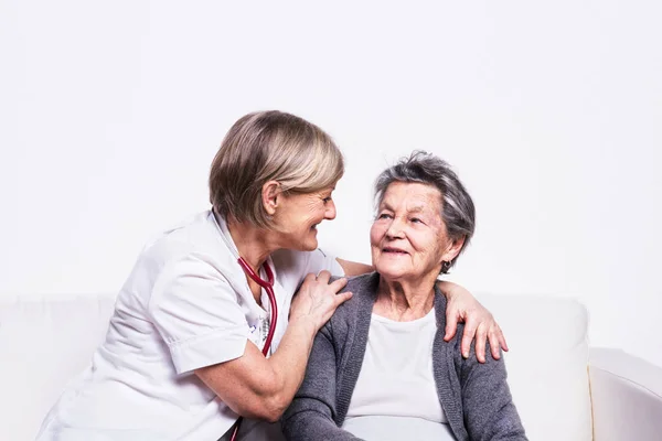 Retrato de estudio de una enfermera senior y una anciana . —  Fotos de Stock