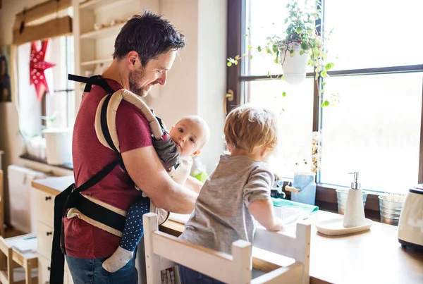 Vater und zwei Kleinkinder beim Geschirrspülen. — Stockfoto