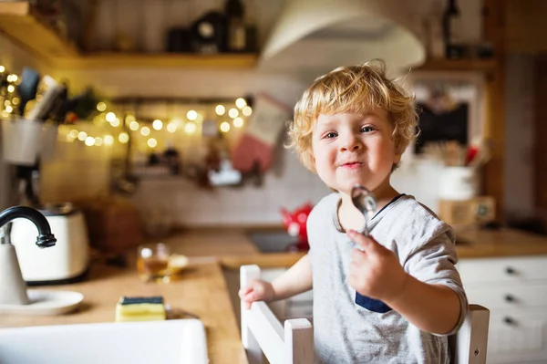 Un niño pequeño lavando los platos . — Foto de Stock