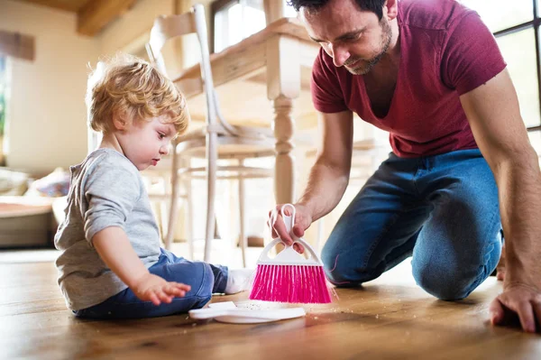 Schöner Vater und kleiner Junge mit Pinsel und Kehrschaufel. — Stockfoto