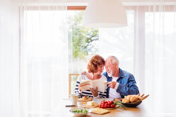 Senior para w domu jedzenie śniadanie. — Zdjęcie stockowe