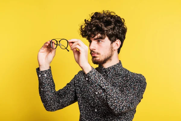 Studioporträt eines jungen Mannes auf gelbem Hintergrund. — Stockfoto