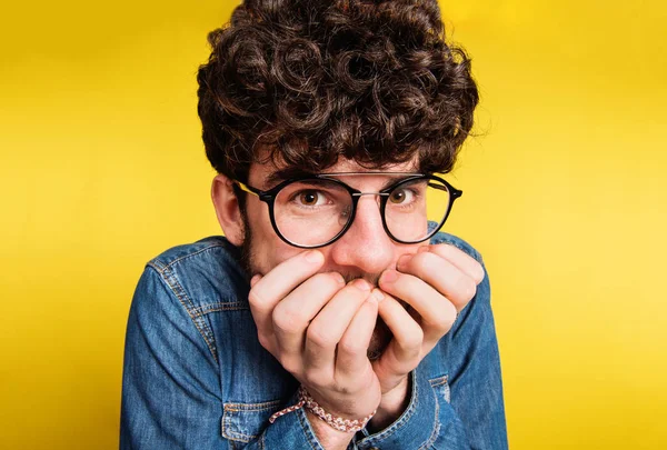 Portret van een jonge man in een studio. Close-up. — Stockfoto