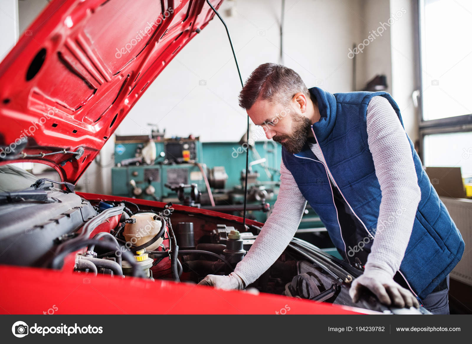 слесарь автосервиса. мастер по ремонту компьютерной техники. профессия автомеханик. человек чинит машину. самозанятый ремонт техники.