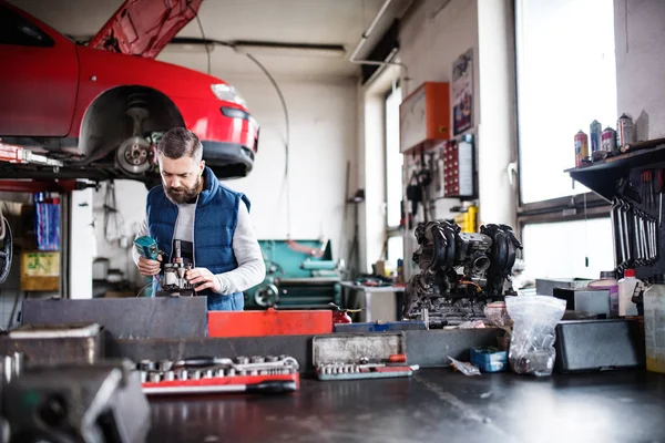 Man mechanic repairing a car in a garage. — Stock Photo, Image