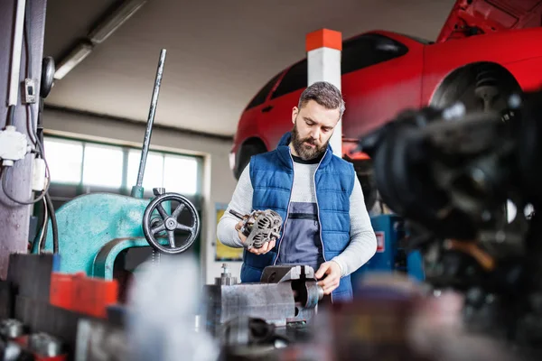 Man mechanic repairing a car in a garage. — Stock Photo, Image