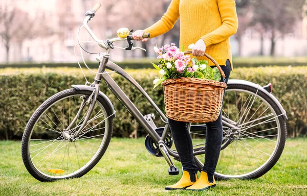 日当たりの良い春の外自転車に立っている若い女性. — ストック写真