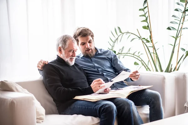 Hipster filho e seu pai sênior em casa . — Fotografia de Stock