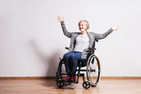 Porträt einer Seniorin mit Rollstuhl im Atelier. — Stockfoto