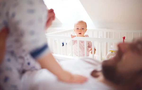 Padre con niños pequeños en el dormitorio en casa a la hora de acostarse . — Foto de Stock