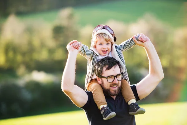 A father with his toddler son outside in spring nature. — Stock Photo, Image