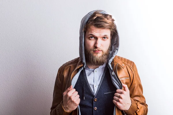 Portrait of a young hipster man in a studio. Copy space. — Stock Photo, Image