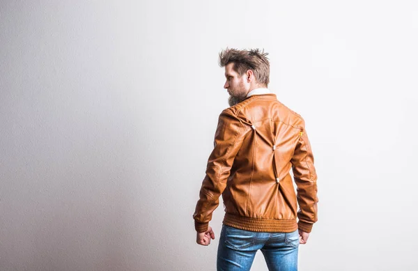 Retrato de un joven hipster en un estudio. Copiar espacio . — Foto de Stock