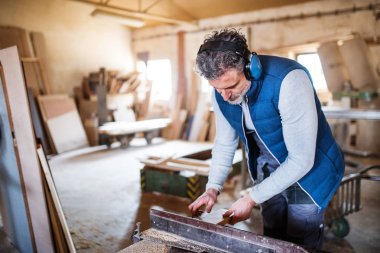 Ahşap ile bir adam işçisi doğrama atölyesinde.