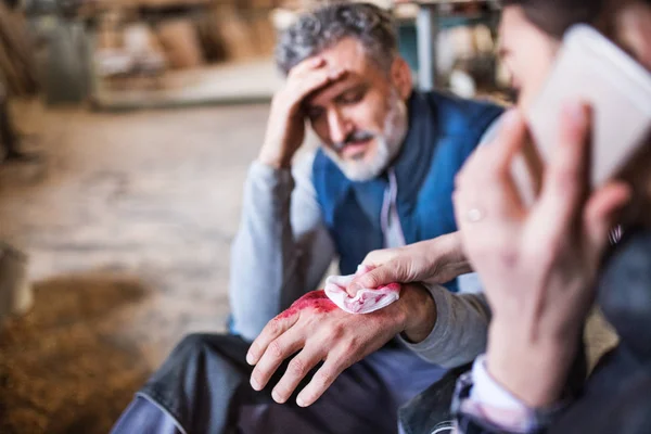 Arbeiter nach Unfall in der Schreinerei. — Stockfoto