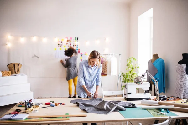 Mujeres jóvenes creativas en un estudio, negocio de startups . —  Fotos de Stock