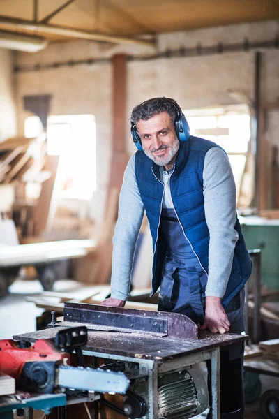 A man worker in the carpentry workshop. — Stock Photo, Image