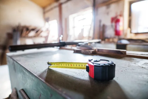 Une règle flexible dans un atelier de menuiserie . — Photo