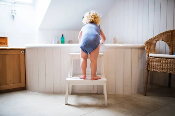 Toddler pojke i en farlig situation i badrummet. — Stockfoto