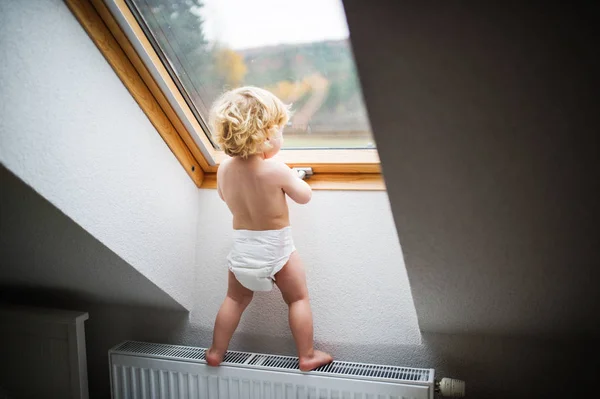 Menino em uma situação perigosa em casa . — Fotografia de Stock