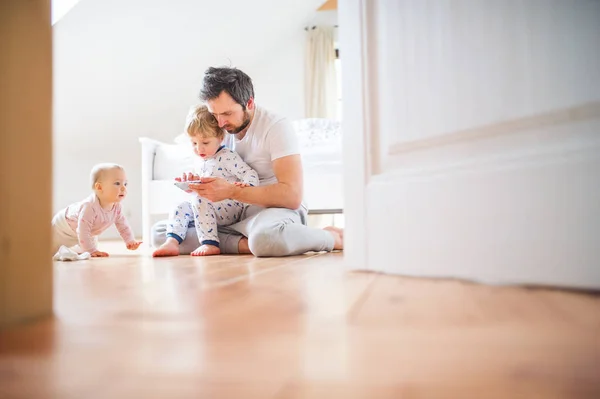 Padre y niños pequeños con smartphone en casa a la hora de acostarse . — Foto de Stock
