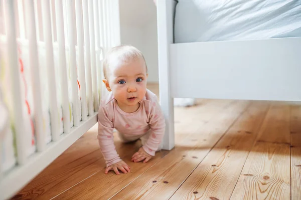 A toddler child crawling on the floor at home. — Stock Photo, Image