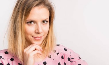 Studio beyaz zemin üzerine güzel bir genç kadın portresi.