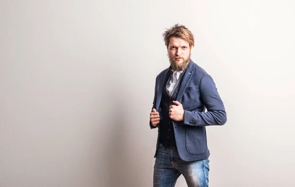 Retrato de un joven hipster en un estudio. Copiar espacio . —  Fotos de Stock