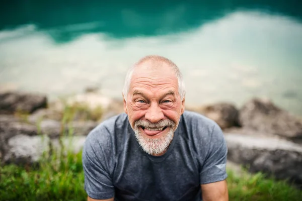 Ένα πορτραίτο του ηλικιωμένου συνταξιούχου που στέκεται έξω στη φύση, γκρινιάζοντας. — Φωτογραφία Αρχείου