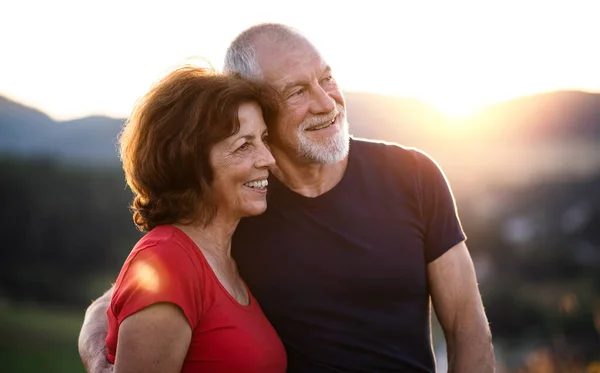 Senior turista pareja viajeros con mochilas senderismo en la naturaleza . —  Fotos de Stock