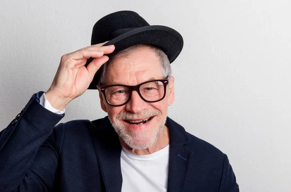 Ritratto di un anziano con cappello e occhiali in uno studio. Copia spazio . — Foto Stock