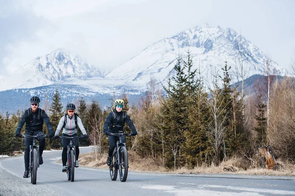 Gruppe von Mountainbikern im Winter im Freien unterwegs. — Stockfoto