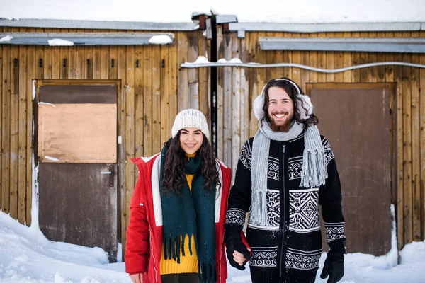 冬に屋外に立つカップルの肖像画、カメラを見て. — ストック写真