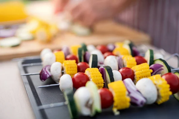 Verduras en pinchos en bandeja al aire libre preparadas para asar a la parrilla en la barbacoa del jardín . —  Fotos de Stock