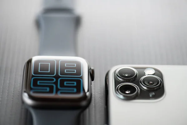 NOVA BANA, ESLOVAQUIA - 12 NOV 2019: Nuevo smartphone Apple Watch Series 5 y iPhone 11 Pro . — Foto de Stock