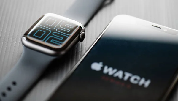 Nova Bana, Szlovákia - 2019. november 12.: Új Apple Watch Series 5 és iphone 11 Pro okostelefon. — Stock Fotó