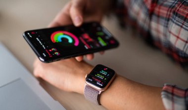Nova Bana, Slovakya - 12 Kasım 2019: New Apple Watch Serisi 5 ve iphone 11 Pro akıllı telefon.
