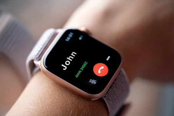 НОВА БАНА, СЛОВАКИЯ - 12 ноября 2019 года: Новый Apple Watch Series 5 — стоковое фото