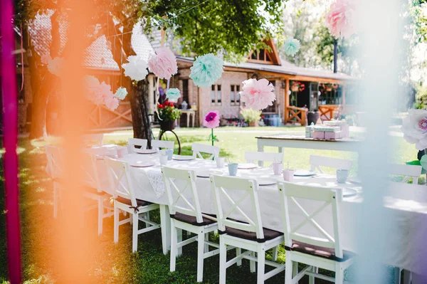 Een tafel voor kinderen verjaardagsfeest buiten in de tuin in de zomer. — Stockfoto