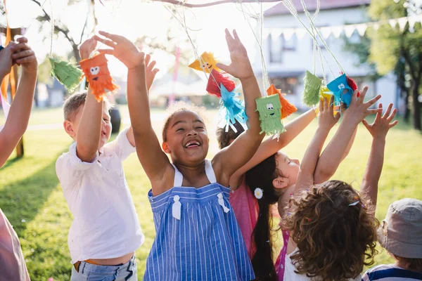 Kleine kinderen die in de zomer buiten in de tuin staan te spelen. — Stockfoto