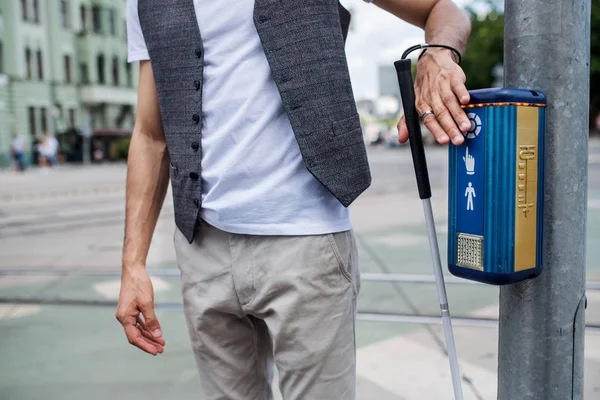 Sección media de un joven ciego con bastón blanco caminando por la calle en la ciudad . —  Fotos de Stock