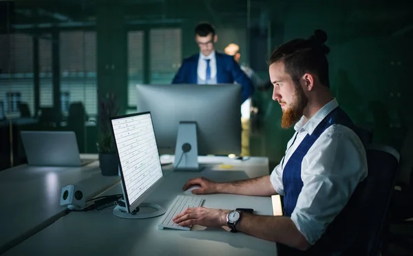 Unga affärsmän med stationär dator på ett kontor, arbetar. — Stockfoto